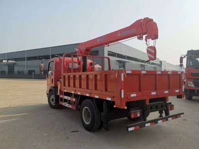 随车吊洒水车 多功能合一的高效作业装备