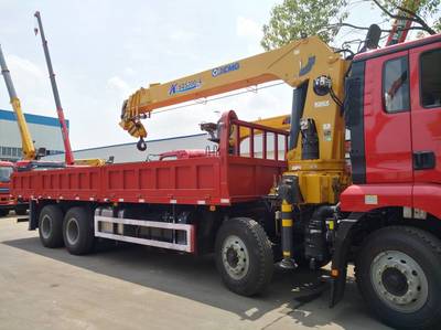 陕汽德龙新M3000搭载徐工12吨随车吊 高效物流与重型吊装的黄金组合